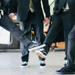 Spodnie chino czy garniturowe? Kiedy sięgnąć po które i jak je nosić z wyczuciem?