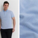 mezczyzna w błękitnej koszulce polo, na białym tle, zbliżenie na materiał