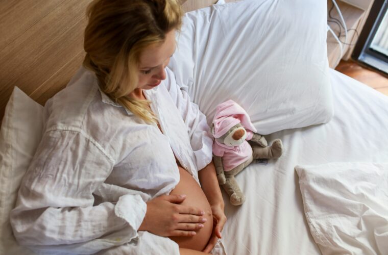 Najczęstsze błędy przed snem u przyszłych mam - sprawdź, czy ich nie popełniasz